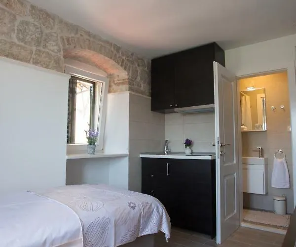 아파트 Morus Alba *